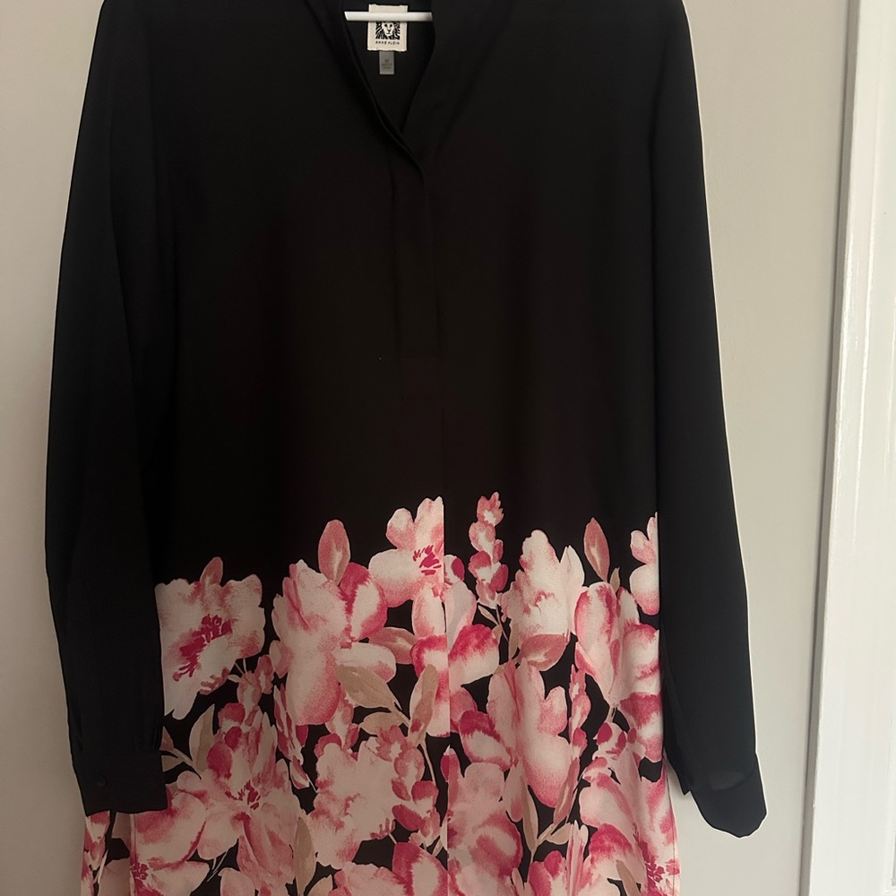 Anne Klein Women's Banded Henley Neck Tunic Blouse in Black Cerise Floral